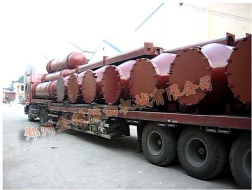 發貨通知:吉林50噸大豆油成套罐組浸出設備裝車(圖1) 大豆油成套罐組浸出設備裝車發貨圖